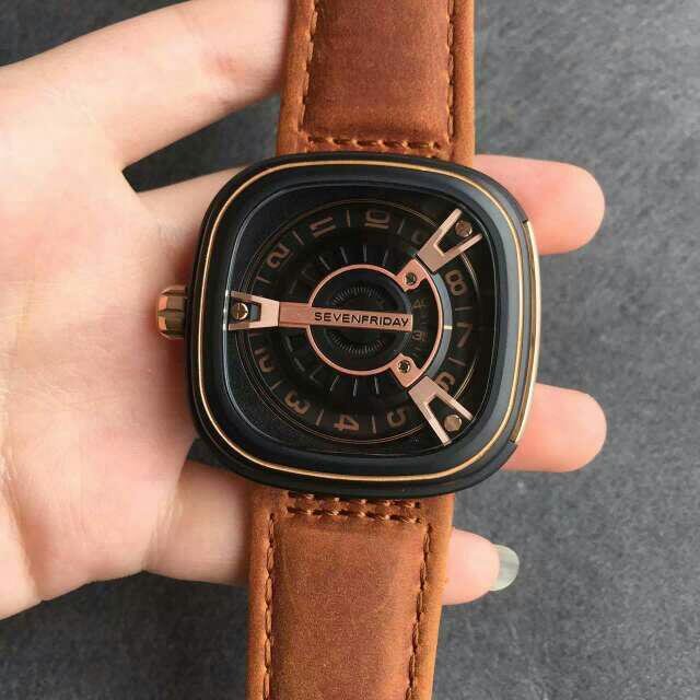 El Üzerinde Replika SevenFriday M2-2