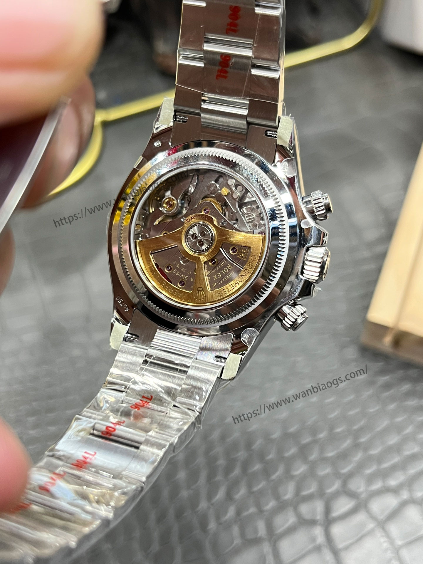 Rolex Daytona 4131 mekanizmalı yeni model: Clean ile orijinalin doğal ışık altında derinlemesine karşılaştırması — 6. fotoğraf