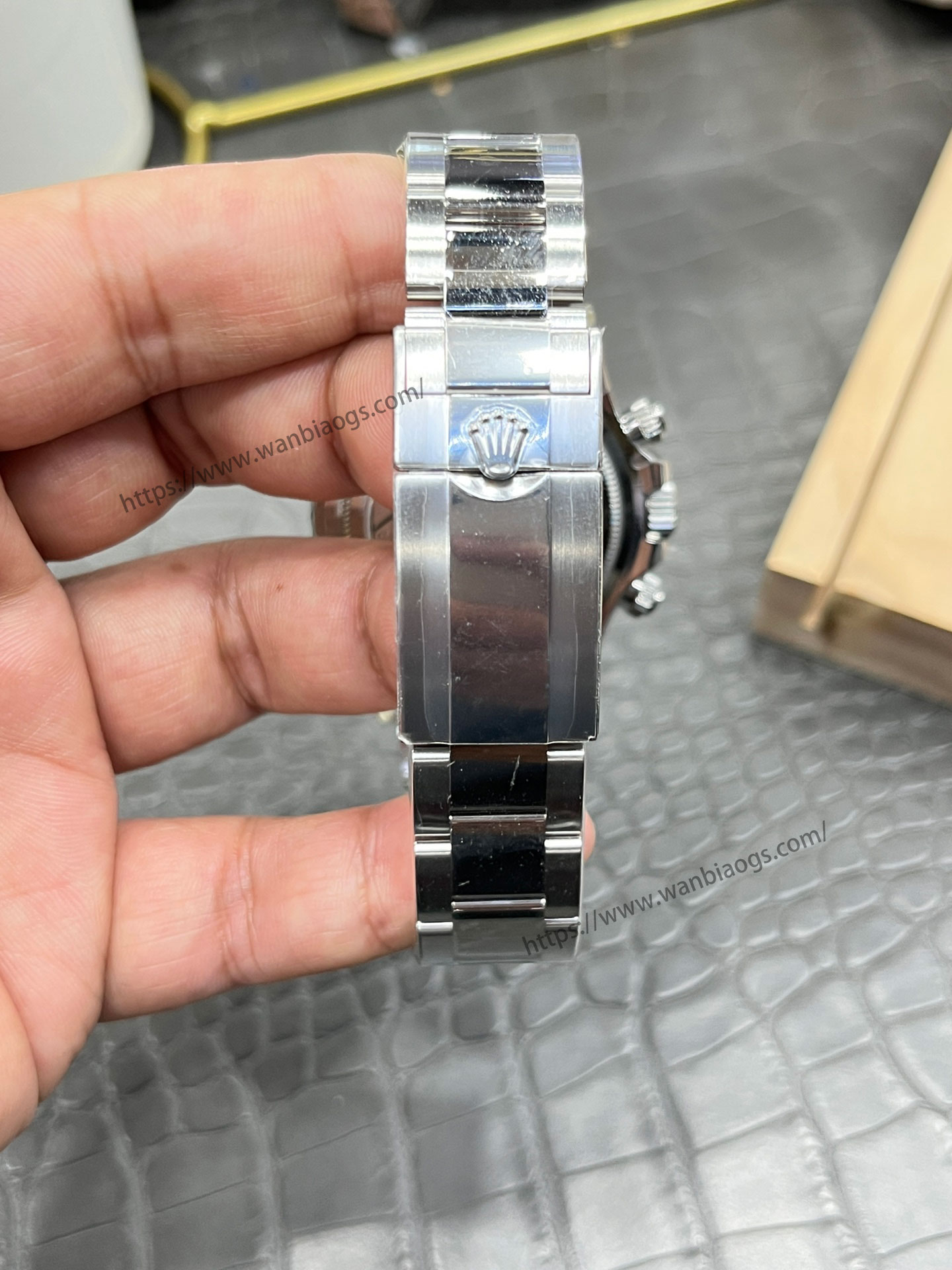 Rolex Daytona 4131 mekanizmalı yeni model: Clean ile orijinalin doğal ışık altında derinlemesine karşılaştırması — 10. fotoğraf