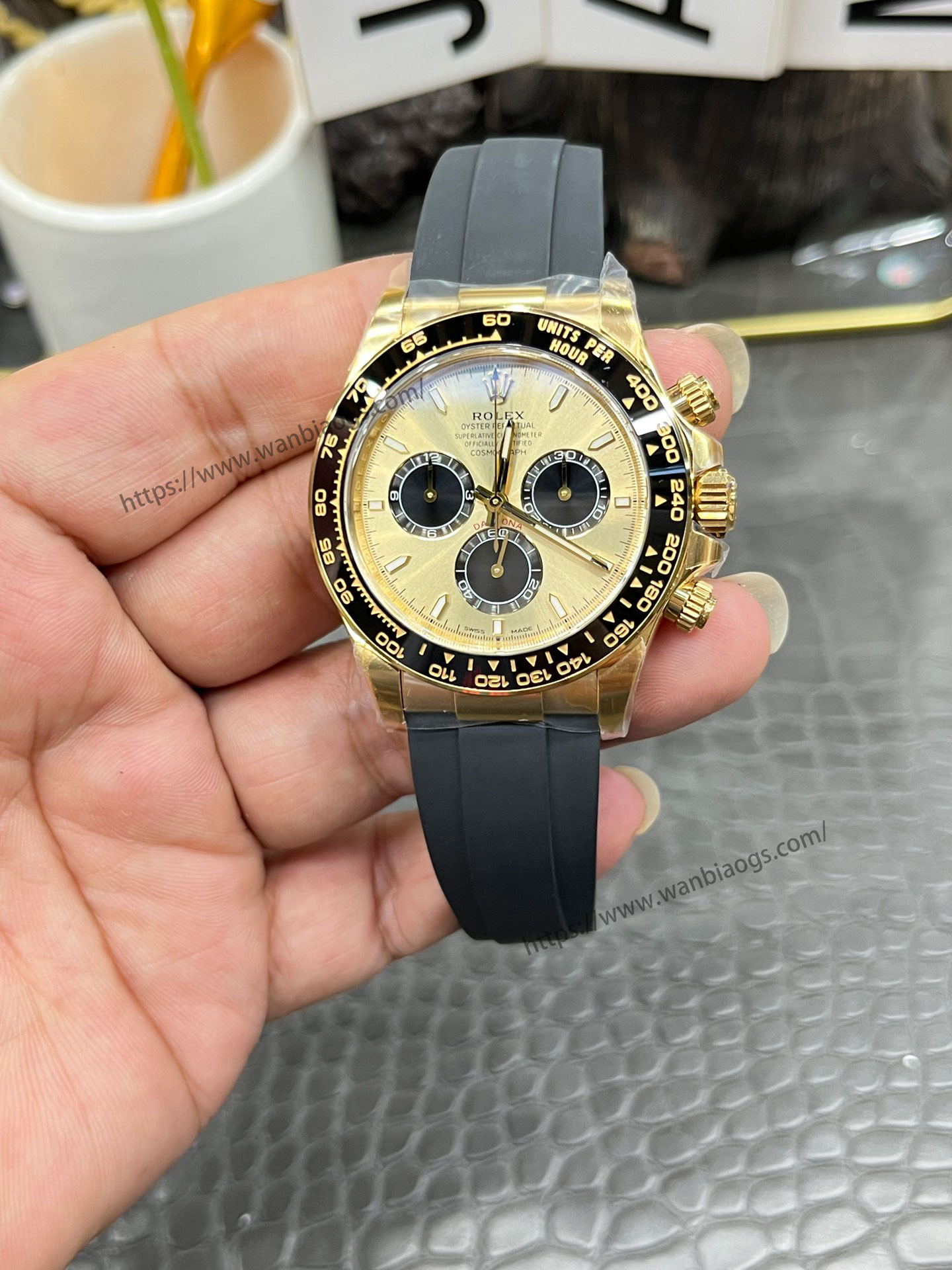 Rolex Daytona 4131 mekanizmalı yeni model: Clean ile orijinalin doğal ışık altında derinlemesine karşılaştırması — 11. fotoğraf