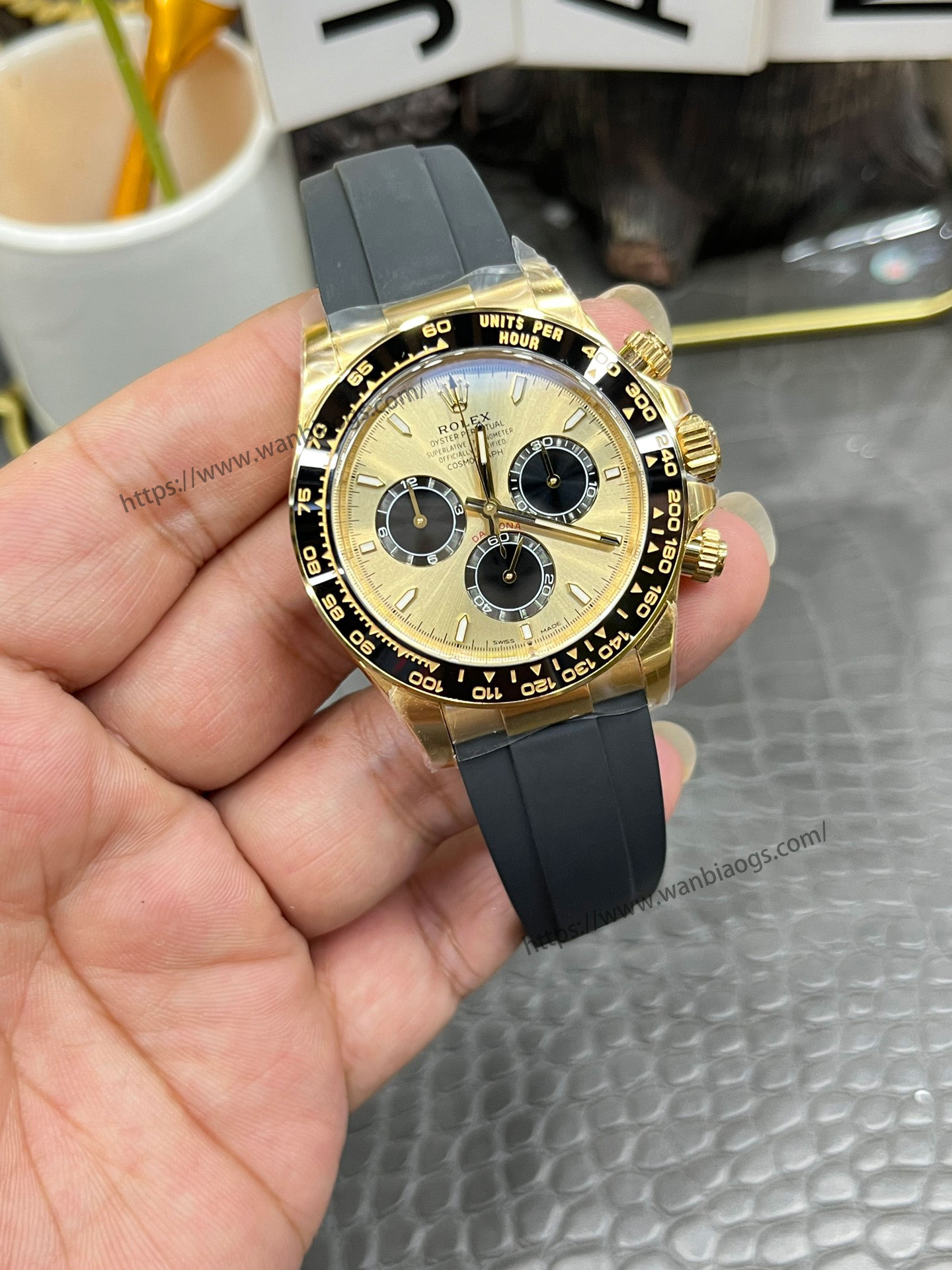 Rolex Daytona 4131 mekanizmalı yeni model: Clean ile orijinalin doğal ışık altında derinlemesine karşılaştırması — 12. fotoğraf