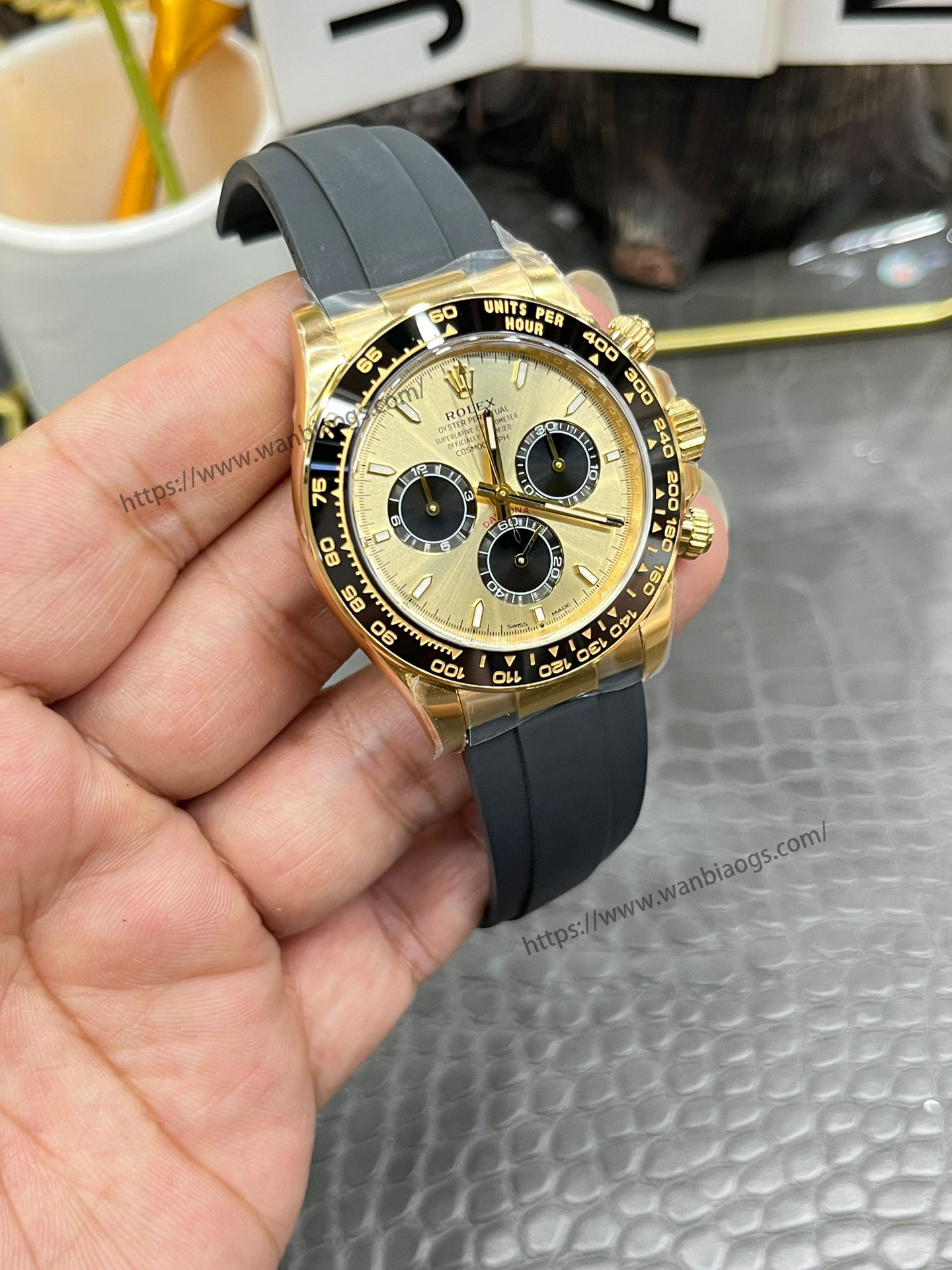 Rolex Daytona 4131 mekanizmalı yeni model: Clean ile orijinalin doğal ışık altında derinlemesine karşılaştırması — 14. fotoğraf