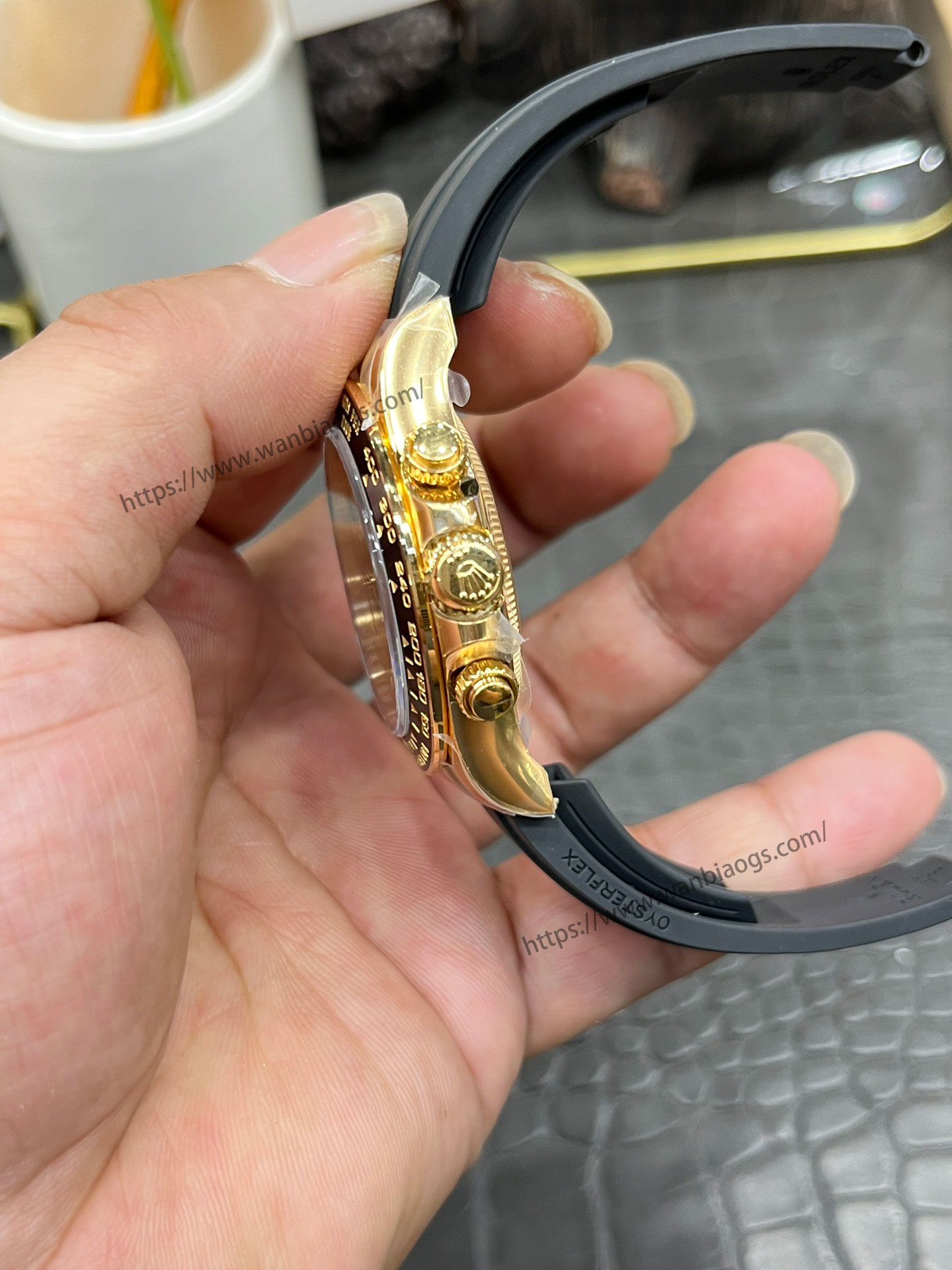 Rolex Daytona 4131 mekanizmalı yeni model: Clean ile orijinalin doğal ışık altında derinlemesine karşılaştırması — 15. fotoğraf