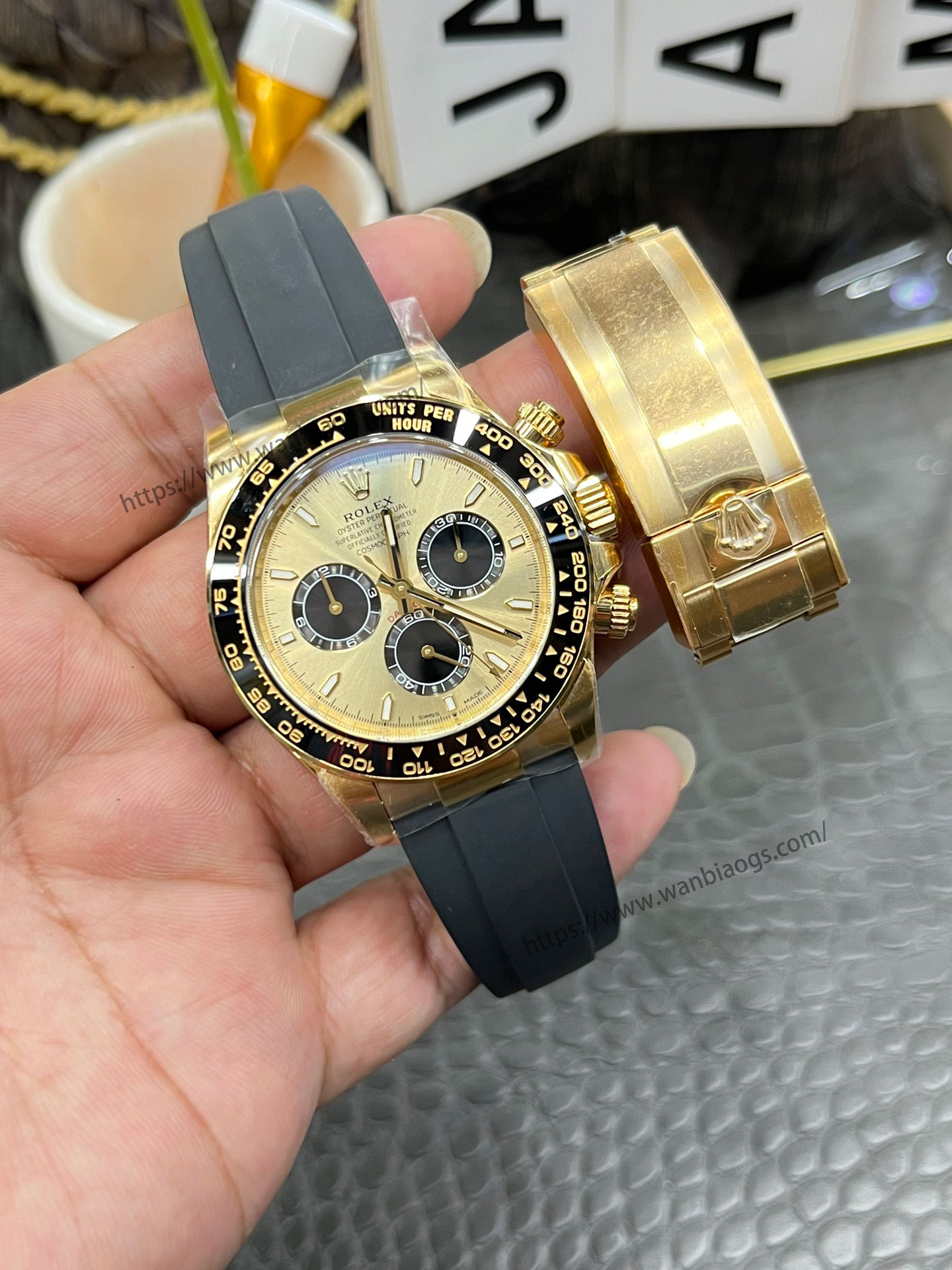 Rolex Daytona 4131 mekanizmalı yeni model: Clean ile orijinalin doğal ışık altında derinlemesine karşılaştırması — 18. fotoğraf