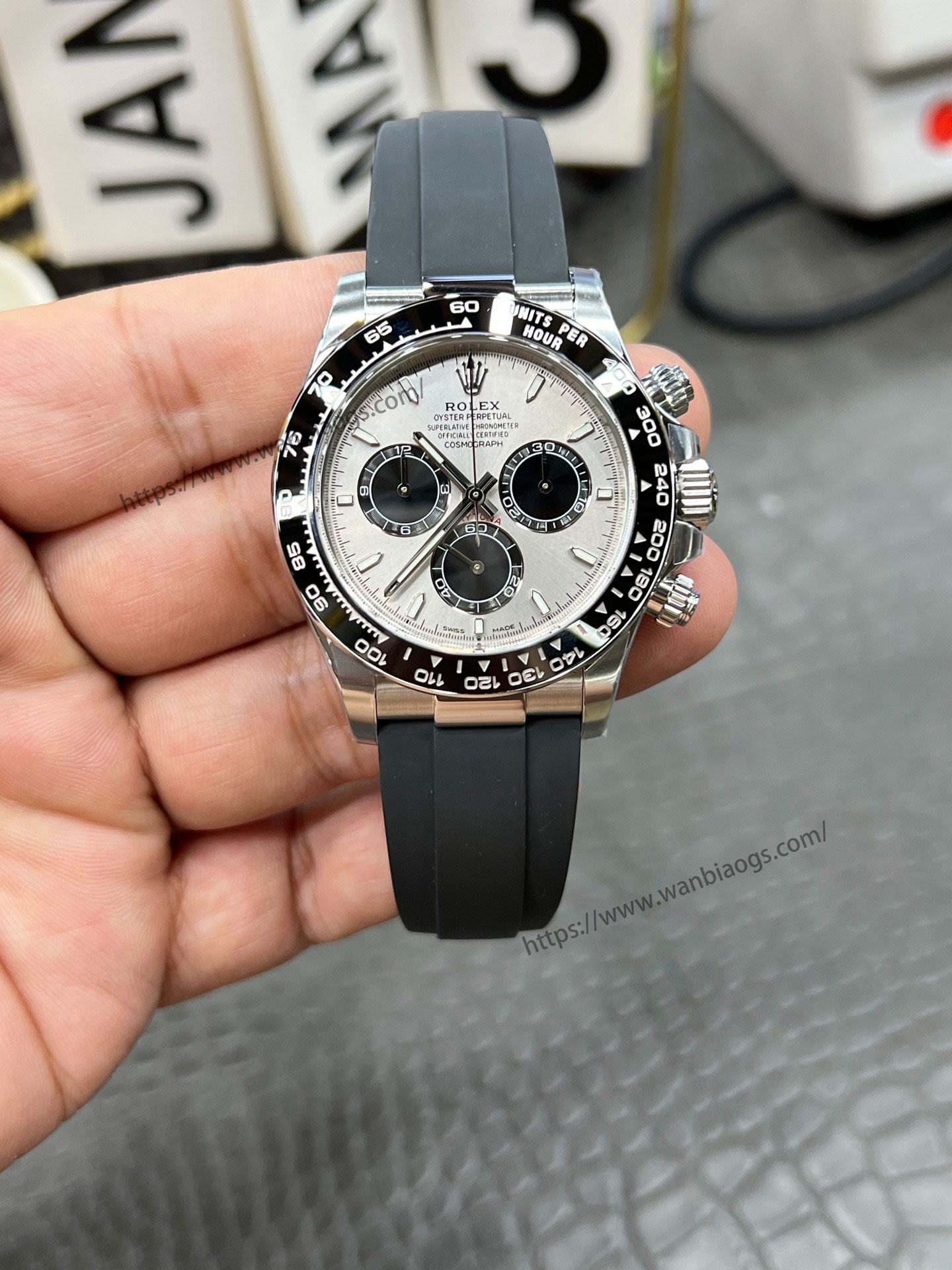 Rolex Daytona 4131 mekanizmalı yeni model: Clean ile orijinalin doğal ışık altında derinlemesine karşılaştırması — 37. fotoğraf