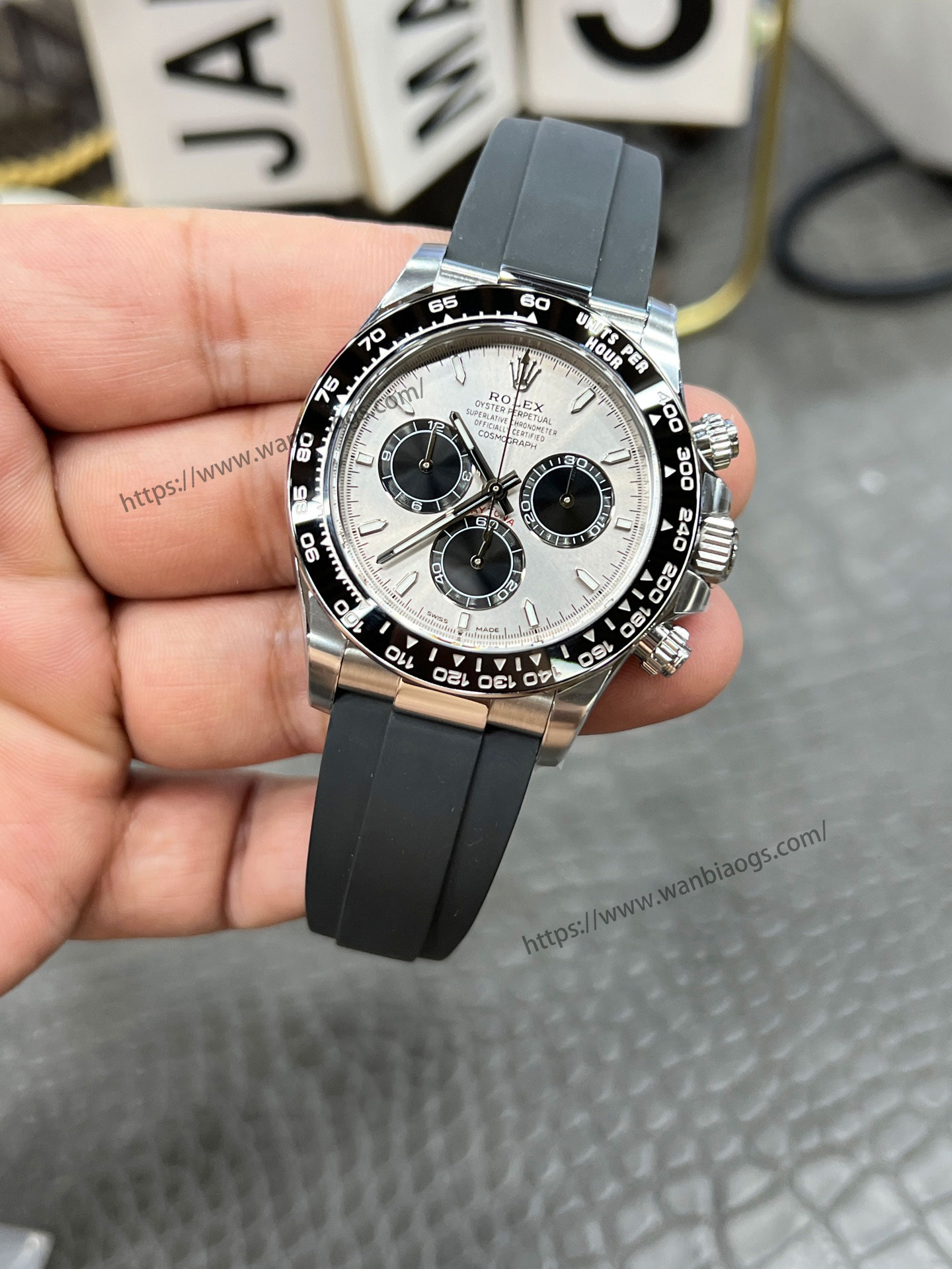 Rolex Daytona 4131 mekanizmalı yeni model: Clean ile orijinalin doğal ışık altında derinlemesine karşılaştırması — 40. fotoğraf