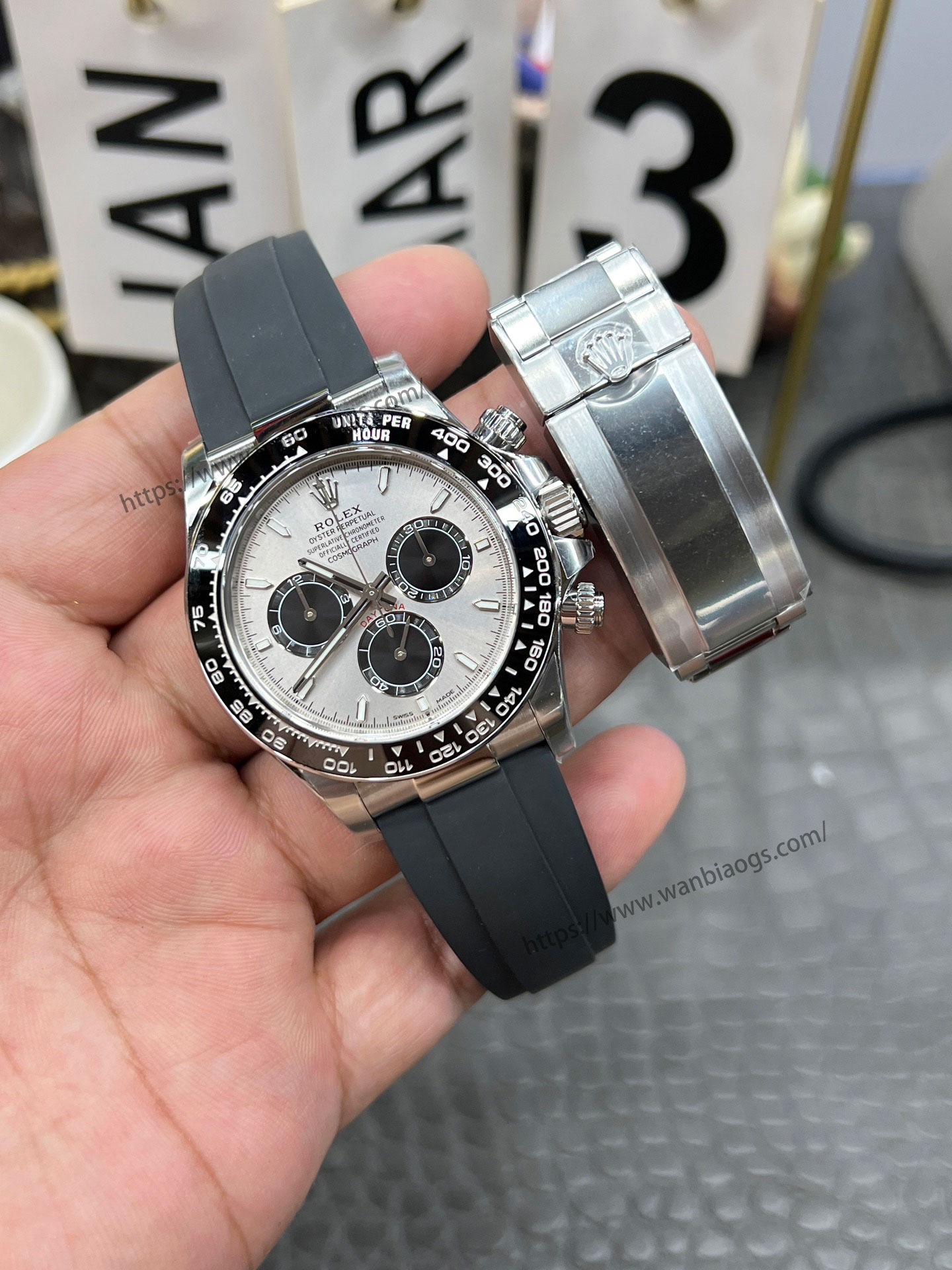 Rolex Daytona 4131 mekanizmalı yeni model: Clean ile orijinalin doğal ışık altında derinlemesine karşılaştırması — 45. fotoğraf
