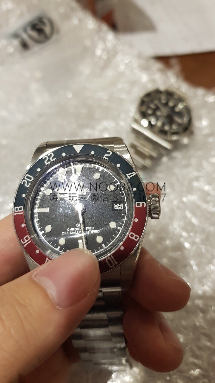 Saat dostumuzun paylaşımı: ZF Factory Tudor Black Bay kırmızı-mavi cola bezel M79830 Greenwich GMT Basel World 2018 replika saat - orijinal karşılaştırmalı incelemesi — 1. fotoğraf