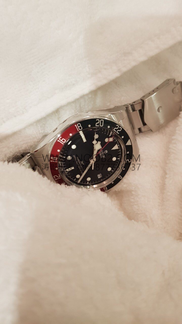 Saat dostumuzun paylaşımı: ZF Factory Tudor Black Bay kırmızı-mavi cola bezel M79830 Greenwich GMT Basel World 2018 replika saat - orijinal karşılaştırmalı incelemesi — 3. fotoğraf