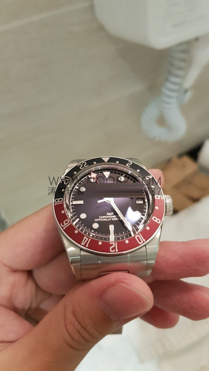 Saat dostumuzun paylaşımı: ZF Factory Tudor Black Bay kırmızı-mavi cola bezel M79830 Greenwich GMT Basel World 2018 replika saat - orijinal karşılaştırmalı incelemesi — 4. fotoğraf