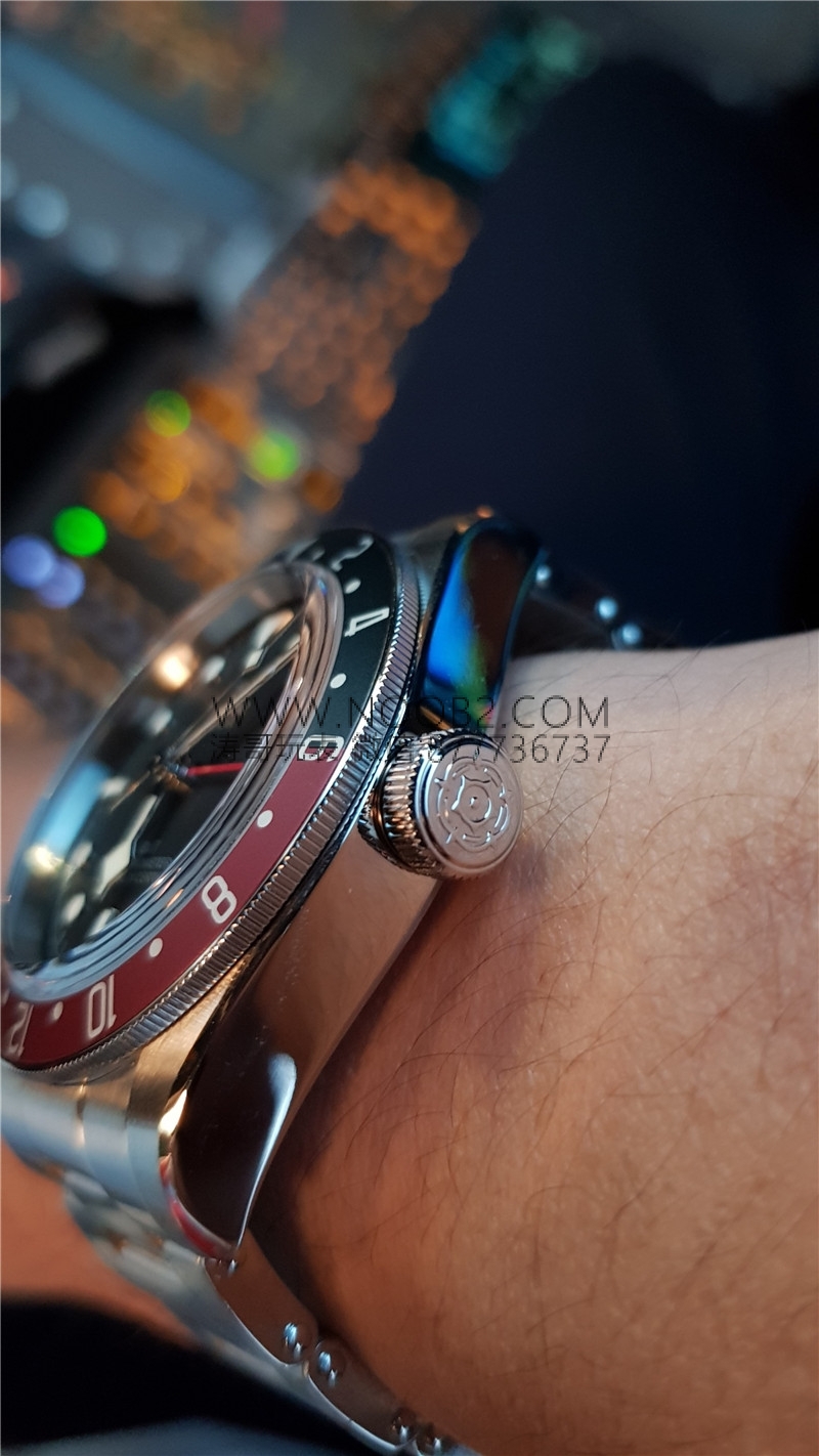 Saat dostumuzun paylaşımı: ZF Factory Tudor Black Bay kırmızı-mavi cola bezel M79830 Greenwich GMT Basel World 2018 replika saat - orijinal karşılaştırmalı incelemesi — 28. fotoğraf