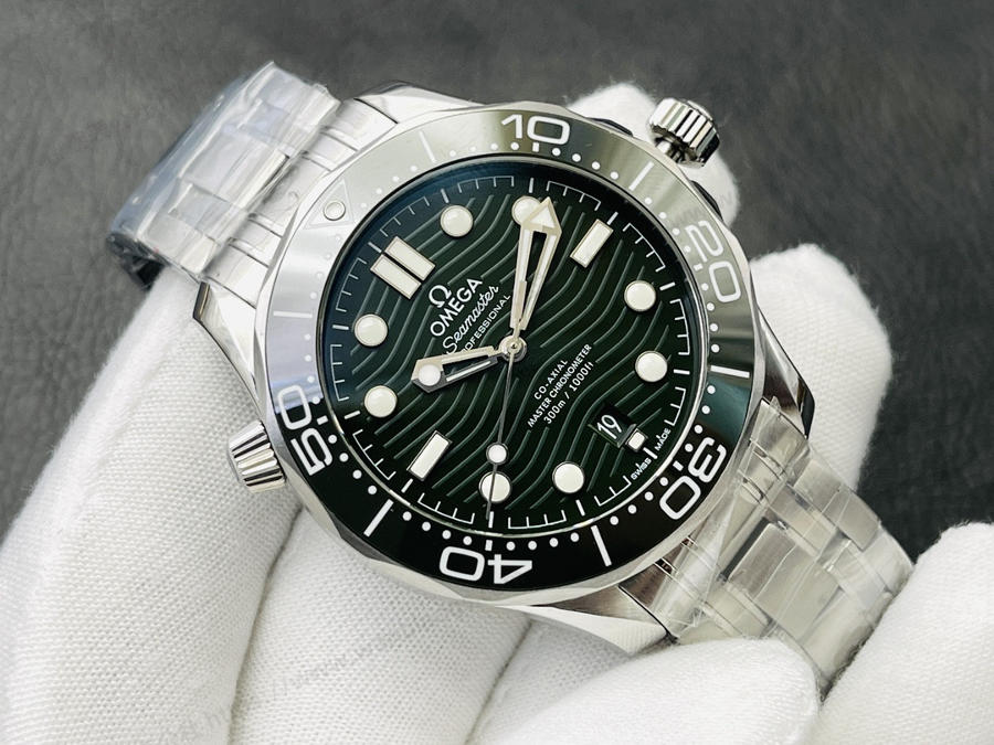 SBF Factory Omega Seamaster 300M "Yeşil Su Hayaleti" saat incelemesi — 2. fotoğraf