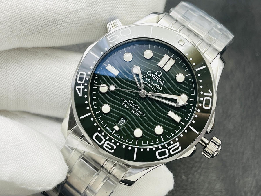 SBF Factory Omega Seamaster 300M "Yeşil Su Hayaleti" saat incelemesi — 3. fotoğraf