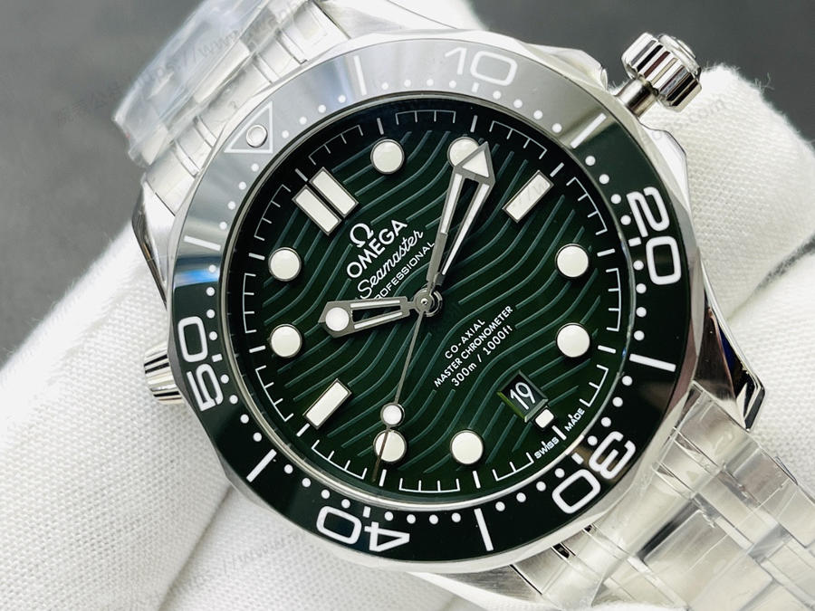 SBF Factory Omega Seamaster 300M "Yeşil Su Hayaleti" saat incelemesi — 4. fotoğraf