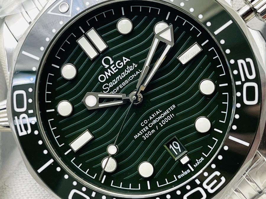 SBF Factory Omega Seamaster 300M "Yeşil Su Hayaleti" saat incelemesi — 5. fotoğraf