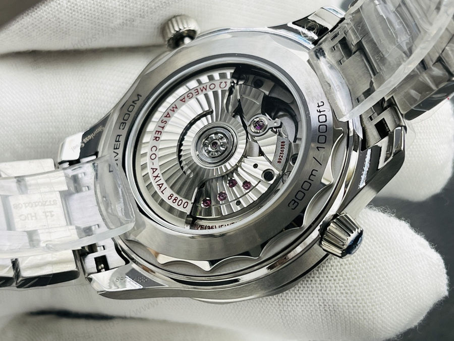 SBF Factory Omega Seamaster 300M "Yeşil Su Hayaleti" saat incelemesi — 8. fotoğraf