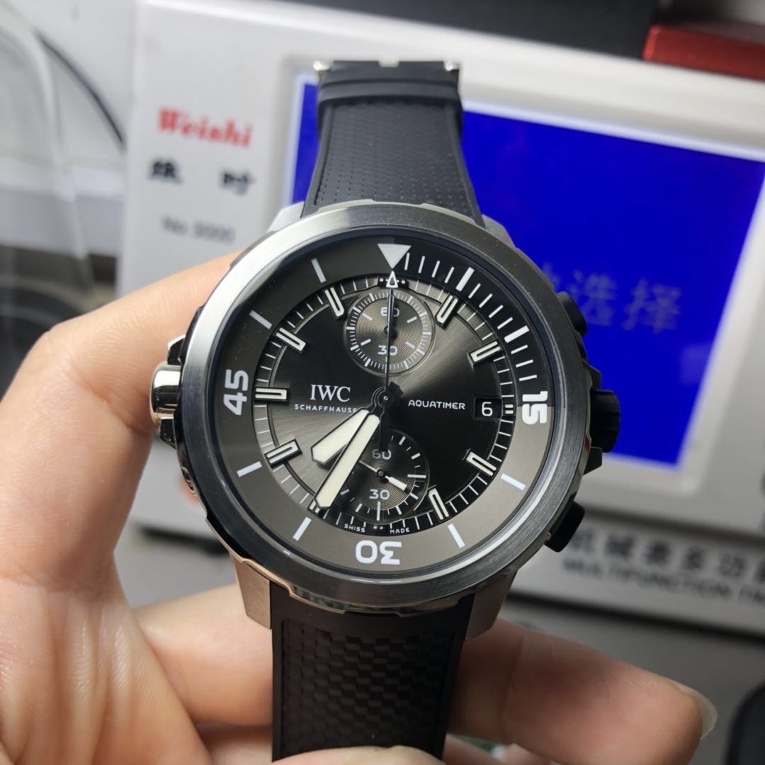 V6 Factory IWC Aquatimer "Shark" Özel Versiyon 44 mm Kısa İnceleme — 1. fotoğraf