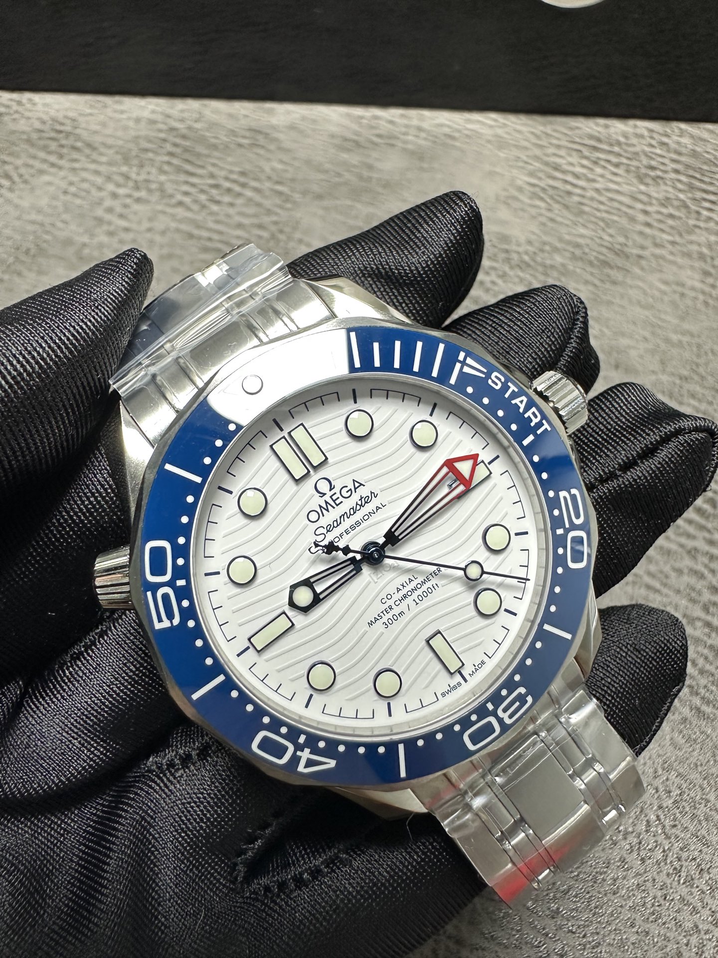 VS Factory 2025 özenle hazırlanmış eser: Omega Seamaster "Commander" limited edition; orijinalinden 1:1 kalıp alınarak üretilen replika, Seamaster 300M serisinin zirve eseri olarak sunuluyor! — 3. fotoğraf