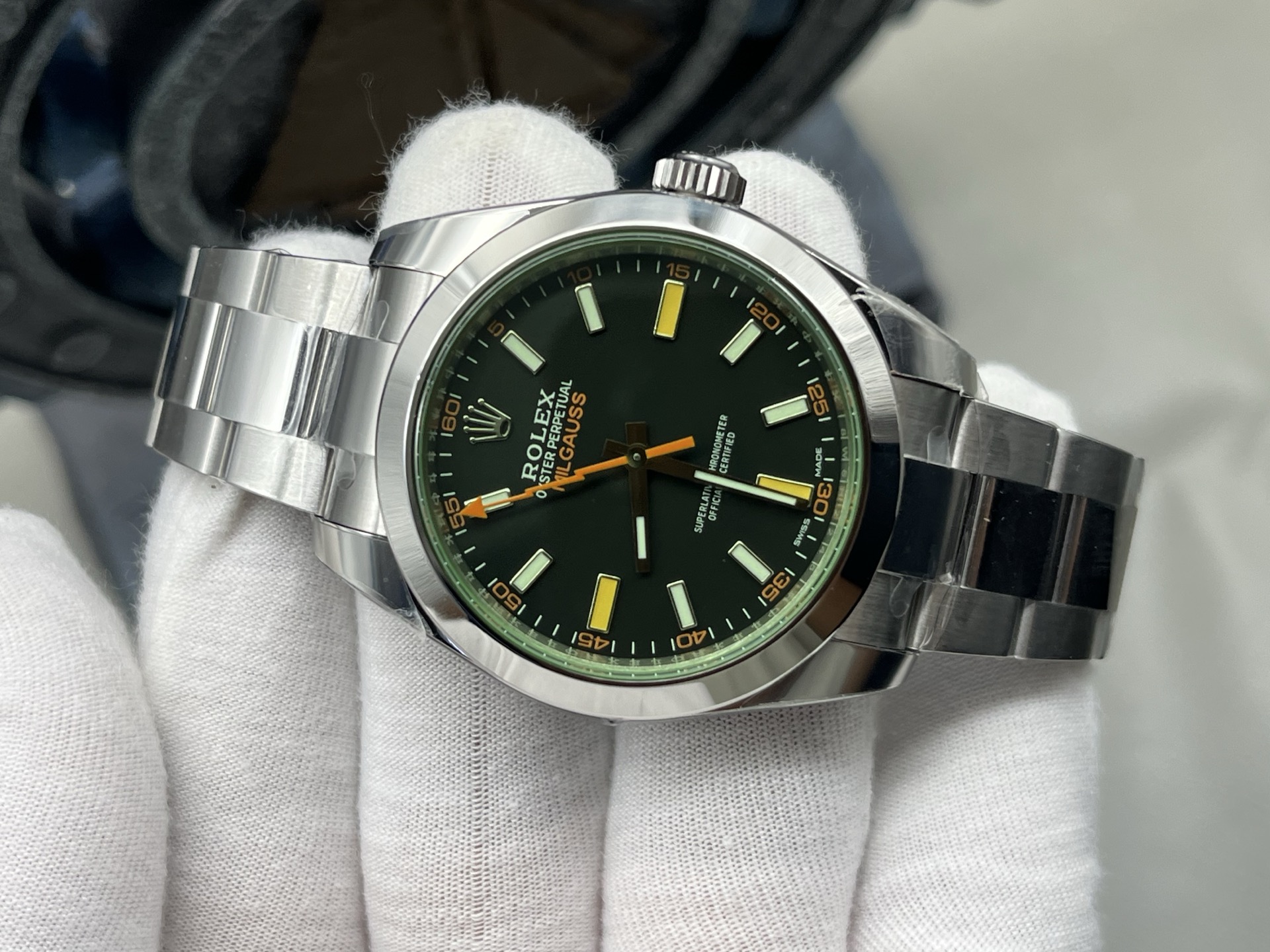 VS Factory 2025'in zirve modeli: Rolex Milgauss 116400 şimşek saniye ibresiyle geliyor — piyasanın en üst donanımlı versiyonu, mavi ve yeşil kadran olmak üzere iki seçenek. Bu efsaneyi birlikte keşfedelim! — 3. fotoğraf