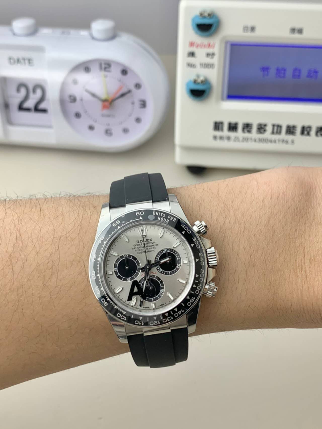 Replika Rolex Daytona 126519 Gri Kol Üstü Çekim