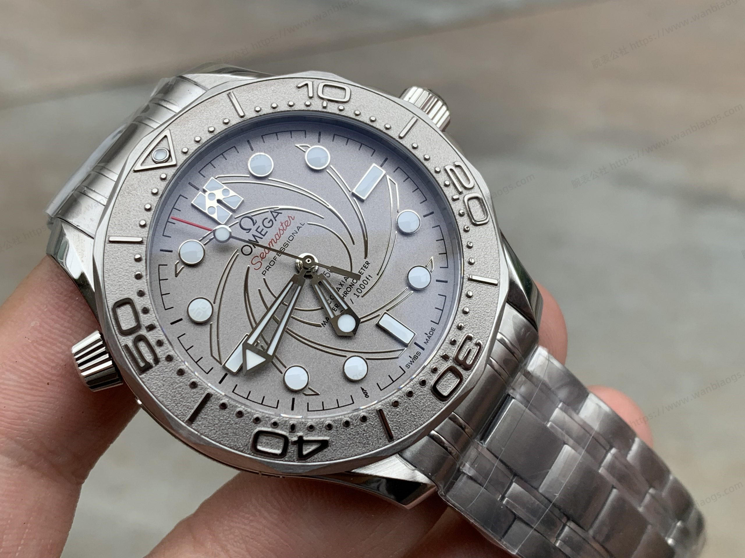 VS Factory Omega 2022 Beyaz Altın Seamaster 007 Saat İncelemesi — 1. fotoğraf