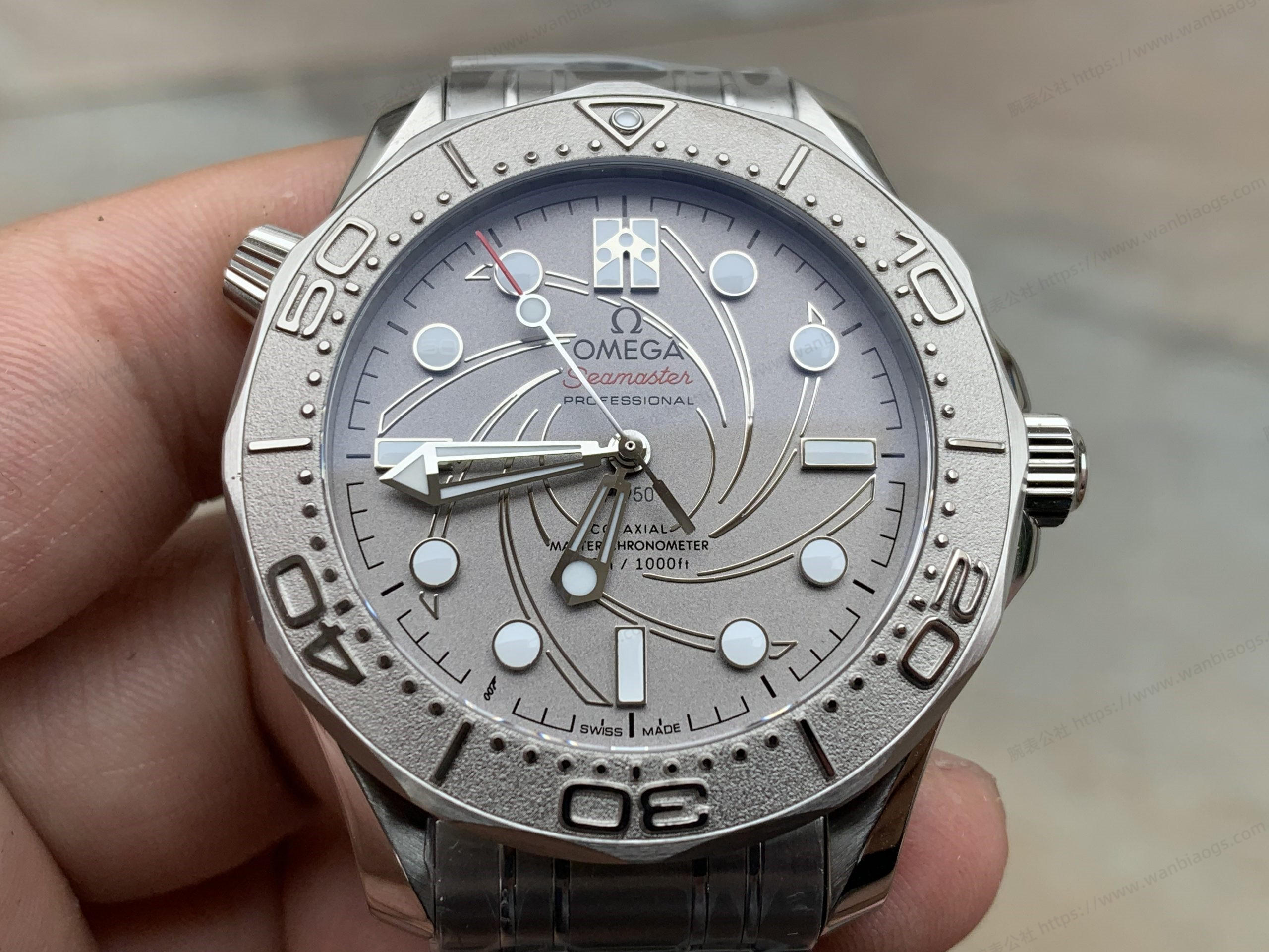 VS Factory Omega 2022 Beyaz Altın Seamaster 007 Saat İncelemesi — 2. fotoğraf