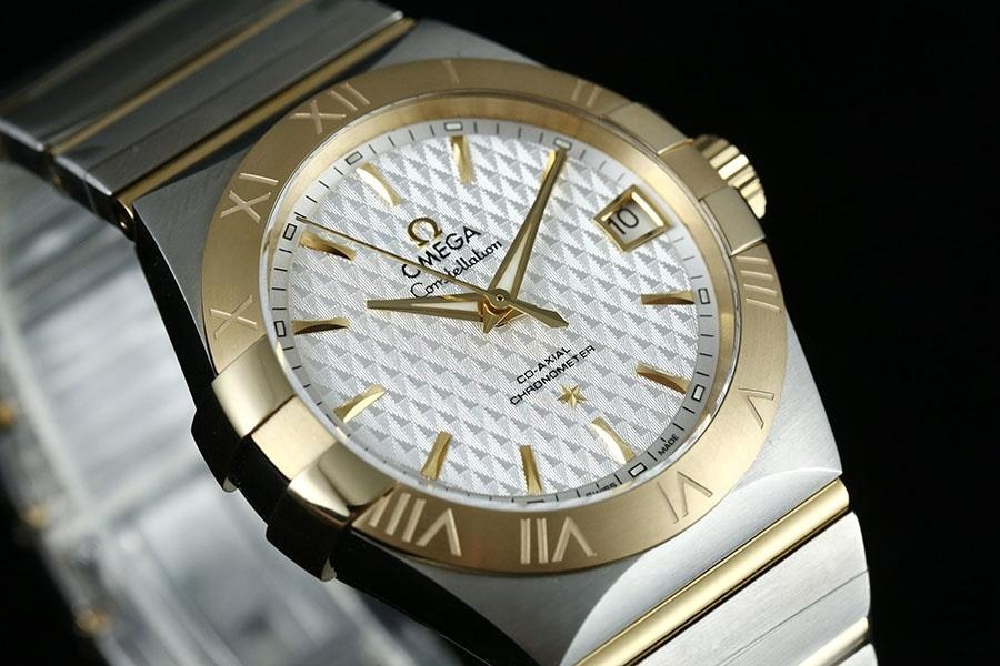 VS Factory Omega Constellation Serisi İki Renkli Altın Baklava Desenli Beyaz Kadranlı Replika Kol Saati - 123.20.38.21.02.009 — 3. fotoğraf