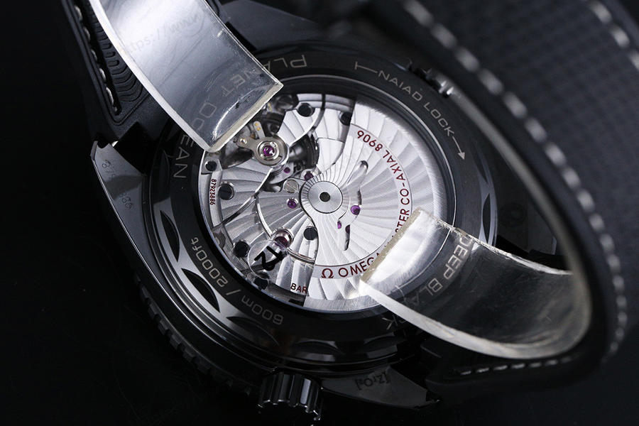 VS Factory Omega Planet Ocean 600M serisi Deep Black saat incelemesi — 8. fotoğraf
