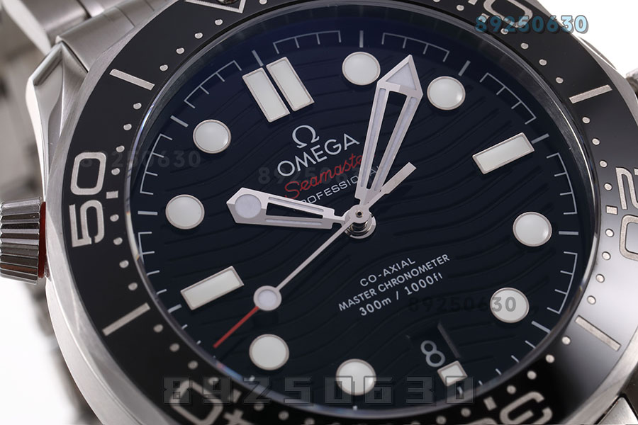 VS Factory Omega replika saat ile piyasa versiyonu karşılaştırması - Seamaster 300 siyah kadran modeli — 2. fotoğraf