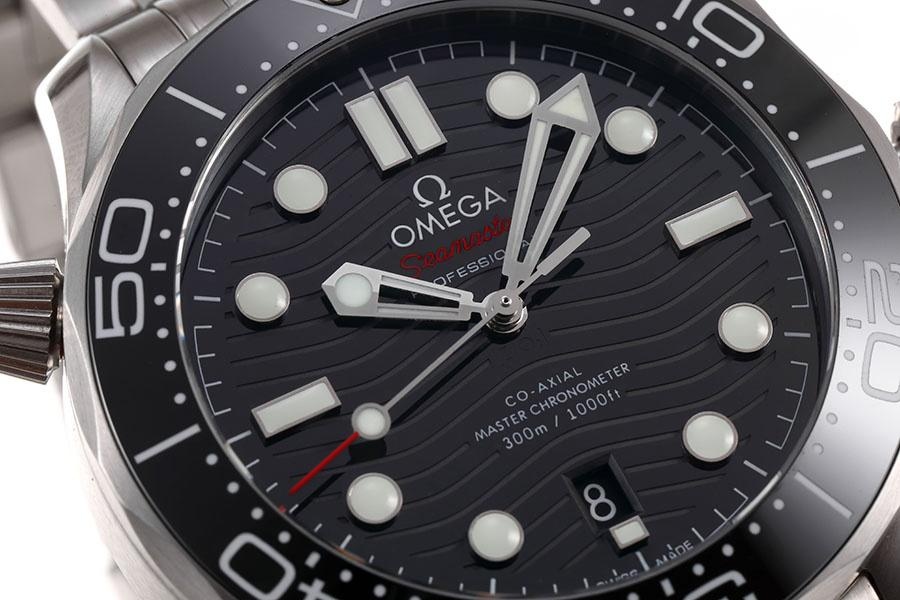 VS Factory Omega replika saat ile piyasa versiyonu karşılaştırması - Seamaster 300 siyah kadran modeli — 3. fotoğraf