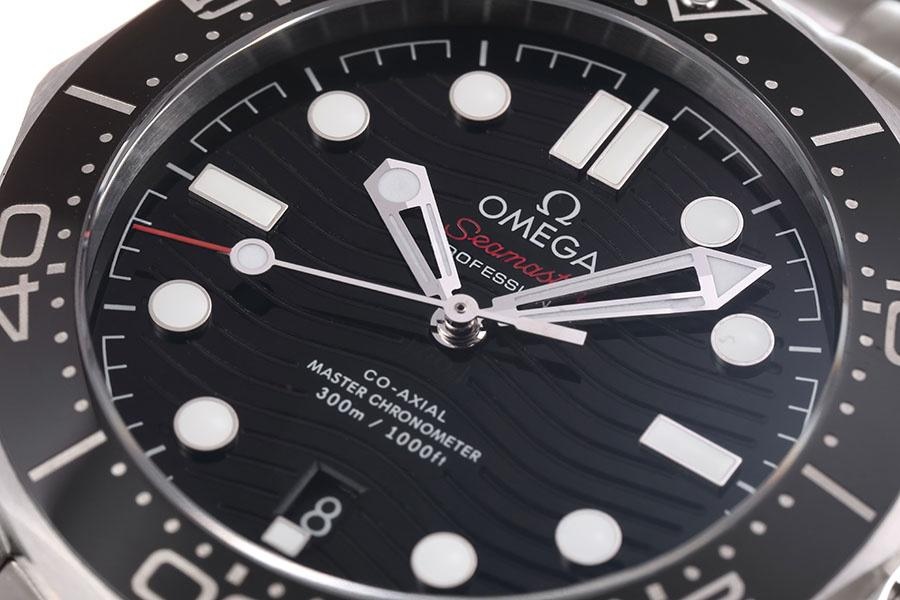 VS Factory Omega replika saat ile piyasa versiyonu karşılaştırması - Seamaster 300 siyah kadran modeli — 4. fotoğraf