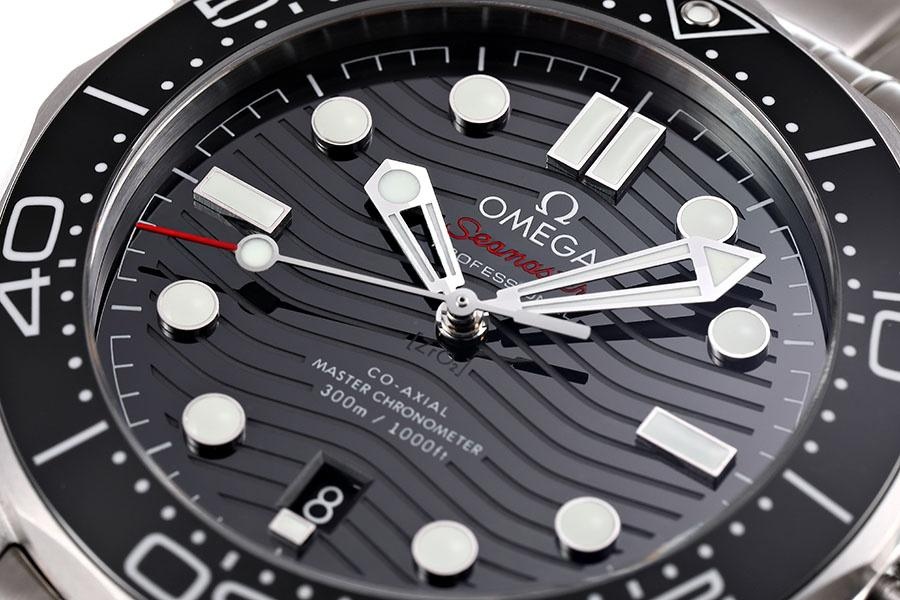 VS Factory Omega replika saat ile piyasa versiyonu karşılaştırması - Seamaster 300 siyah kadran modeli — 5. fotoğraf