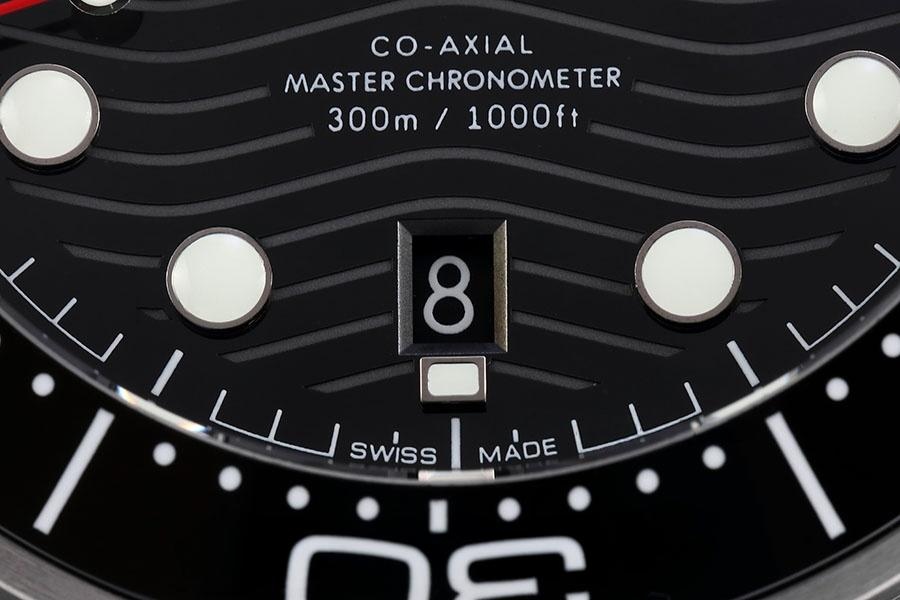 VS Factory Omega replika saat ile piyasa versiyonu karşılaştırması - Seamaster 300 siyah kadran modeli — 9. fotoğraf