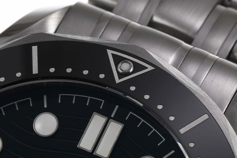 VS Factory Omega replika saat ile piyasa versiyonu karşılaştırması - Seamaster 300 siyah kadran modeli — 10. fotoğraf