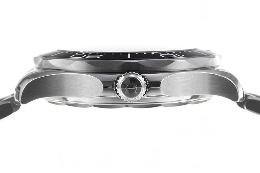 VS Factory Omega replika saat ile piyasa versiyonu karşılaştırması - Seamaster 300 siyah kadran modeli — 15. fotoğraf