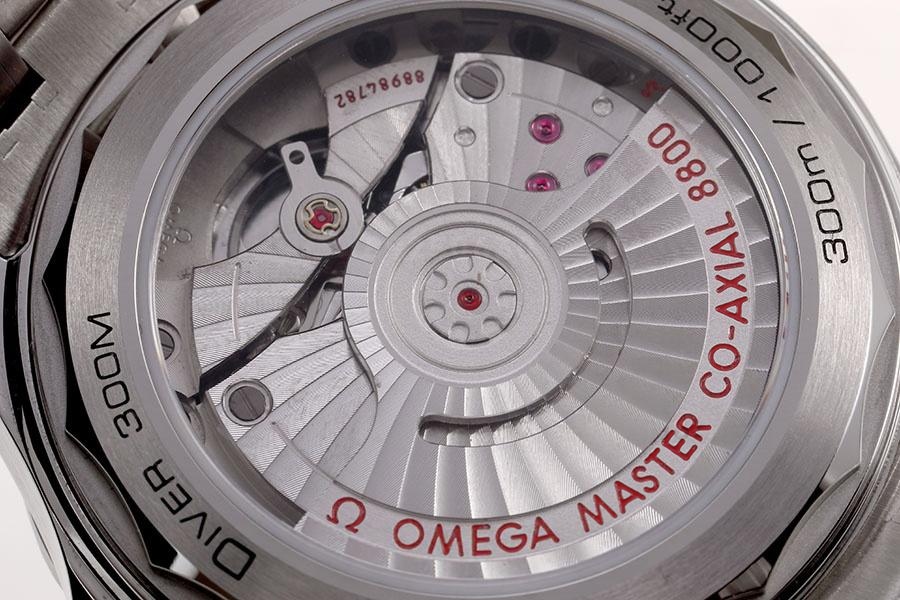 VS Factory Omega replika saat ile piyasa versiyonu karşılaştırması - Seamaster 300 siyah kadran modeli — 16. fotoğraf
