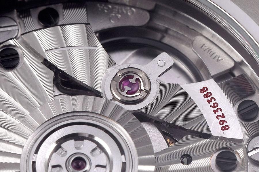 VS Factory Omega replika saat ile piyasa versiyonu karşılaştırması - Seamaster 300 siyah kadran modeli — 19. fotoğraf