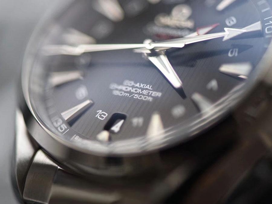 VS Factory Omega Seamaster 150M «GMT Siyah Kadran» replika saat - 231.10.43.22.01.001 — 6. fotoğraf