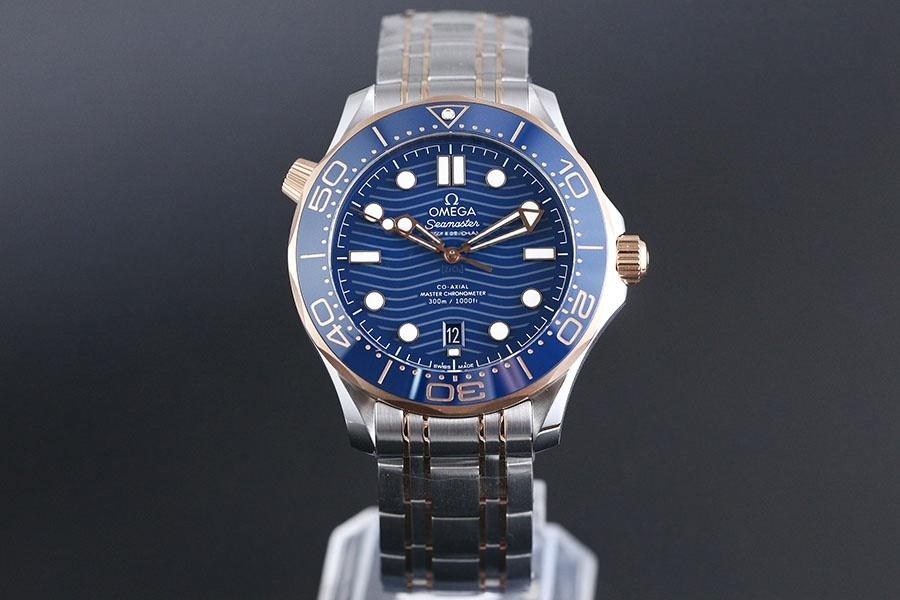VS Factory Omega Seamaster 300M «İki Renk Rose Gold Mavi» replika saat - 210.20.42.20.03.002 — 1. fotoğraf
