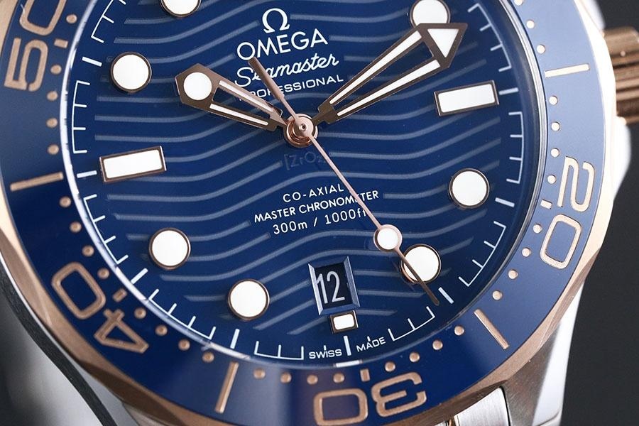 VS Factory Omega Seamaster 300M «İki Renk Rose Gold Mavi» replika saat - 210.20.42.20.03.002 — 4. fotoğraf