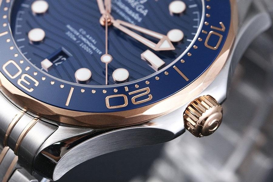 VS Factory Omega Seamaster 300M «İki Renk Rose Gold Mavi» replika saat - 210.20.42.20.03.002 — 6. fotoğraf