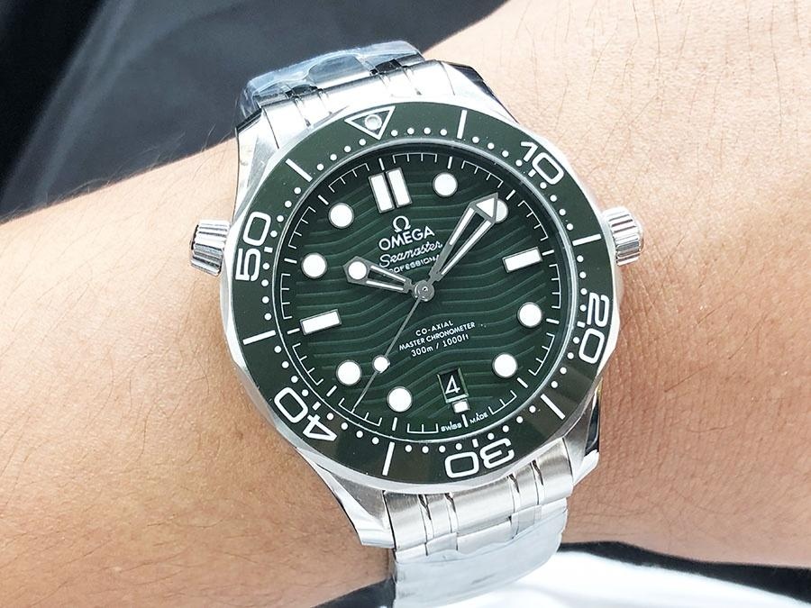 VS Factory Omega Seamaster 300M «Yeşil Su Hayaleti» replika kol saati - 210.30.42.20.10.001 — 1. fotoğraf