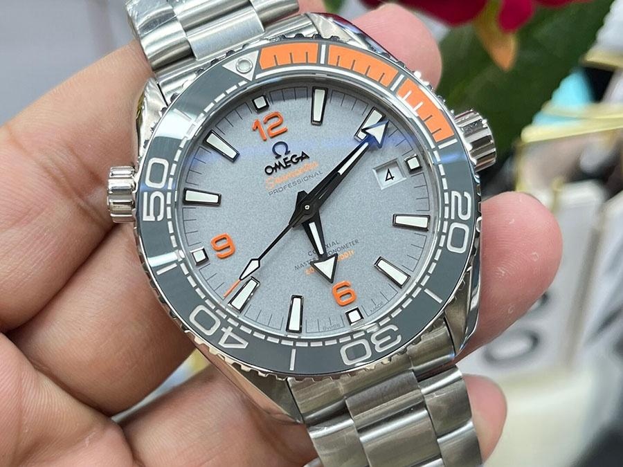 VS Factory Omega Seamaster 600M Titanyum Çeyrek Turuncu Replika Saat İncelemesi — 2. fotoğraf