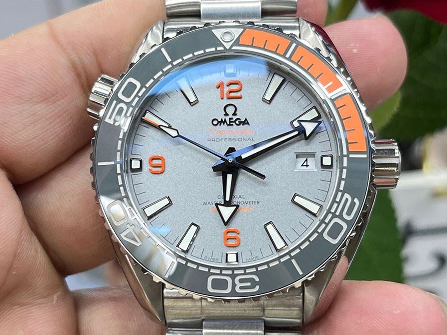 VS Factory Omega Seamaster 600M Titanyum Çeyrek Turuncu Replika Saat İncelemesi — 3. fotoğraf