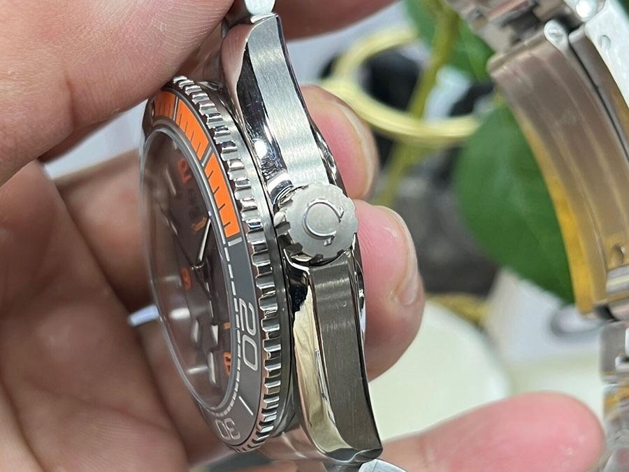 VS Factory Omega Seamaster 600M Titanyum Çeyrek Turuncu Replika Saat İncelemesi — 4. fotoğraf