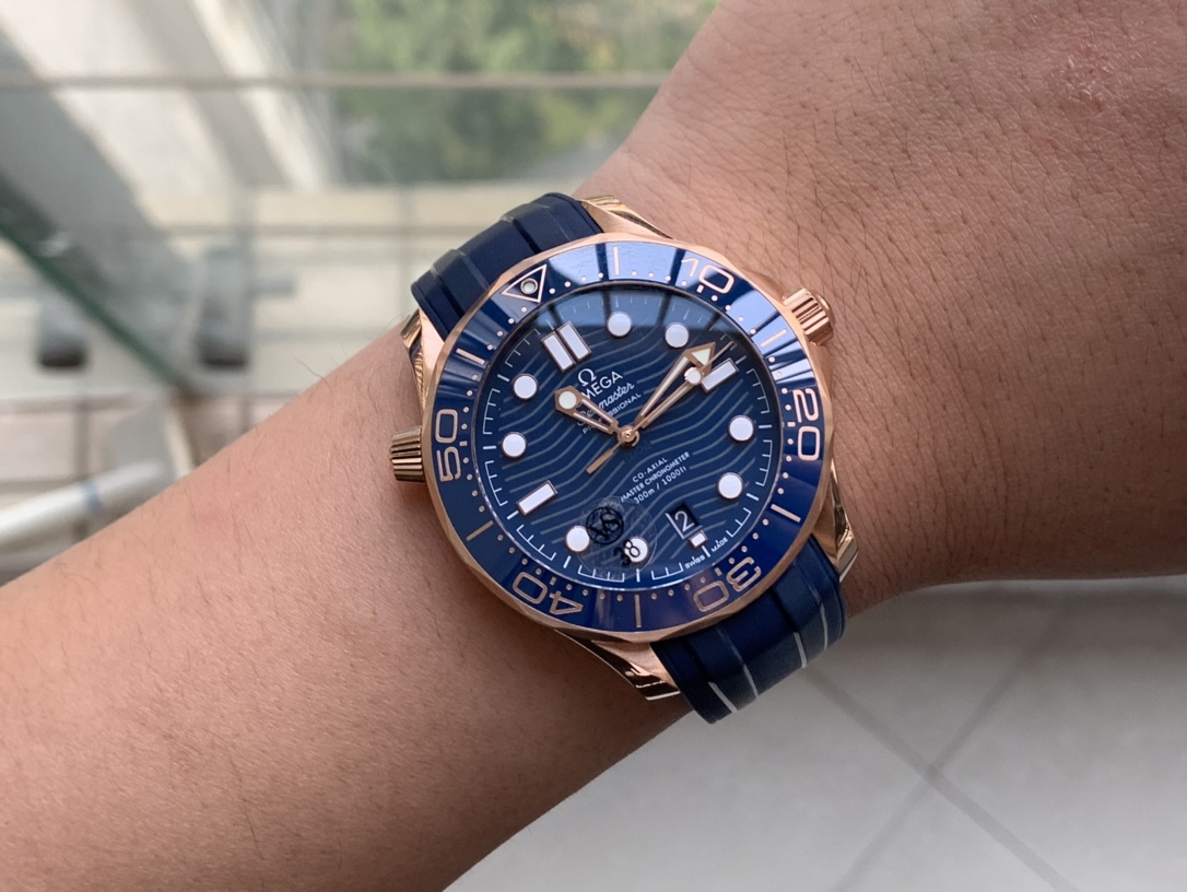 Omega Seamaster Roze Altın Mavi Kol Üstü Çekim