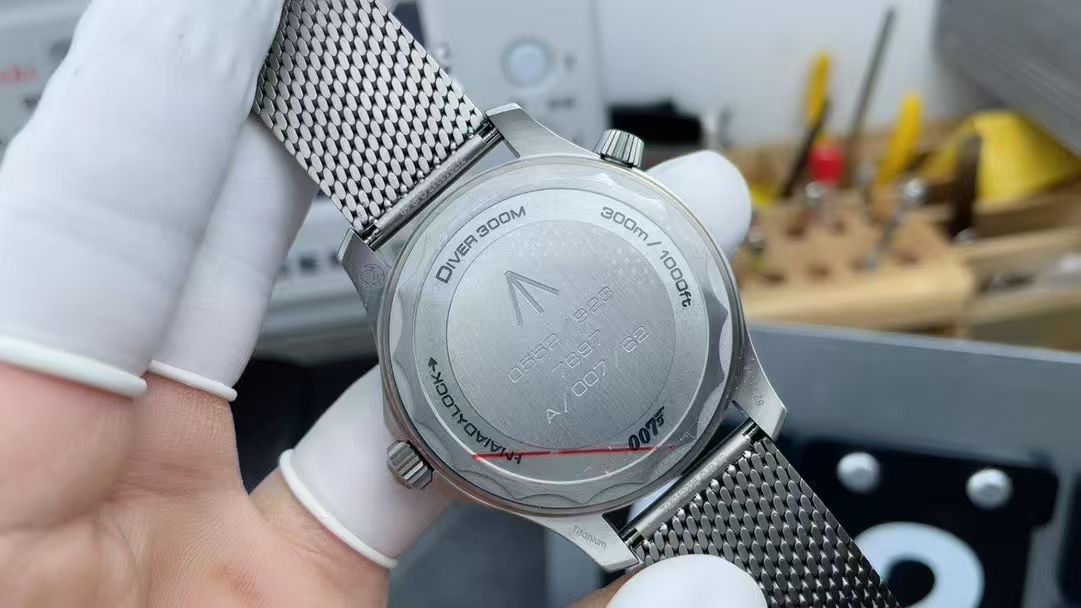 Omega Seamaster No Time to Die Kasa Arkası