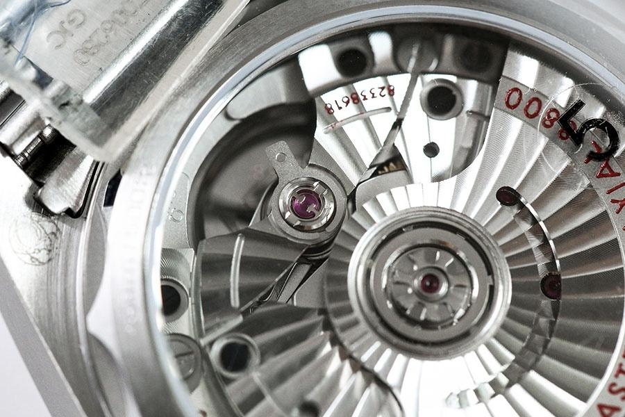 VS Omega Seamaster 150 metre inci beyazı sedef replika saat - 34 mm — 7. fotoğraf