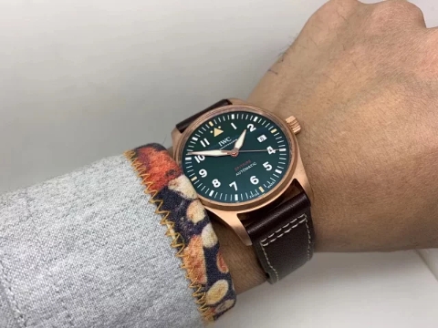IWC Spitfir Bronz Kol Üstü Çekim