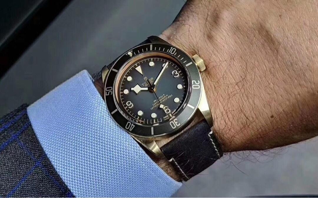 Yepyeni arduvaz grisi 2019 Beckham modeli XF Factory Tudor Black Bay Bronze M79250BA — küçük bronz kalkan kısa inceleme — 3. fotoğraf